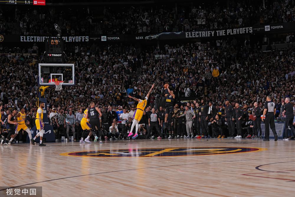 通过夸张的 通过夸张的